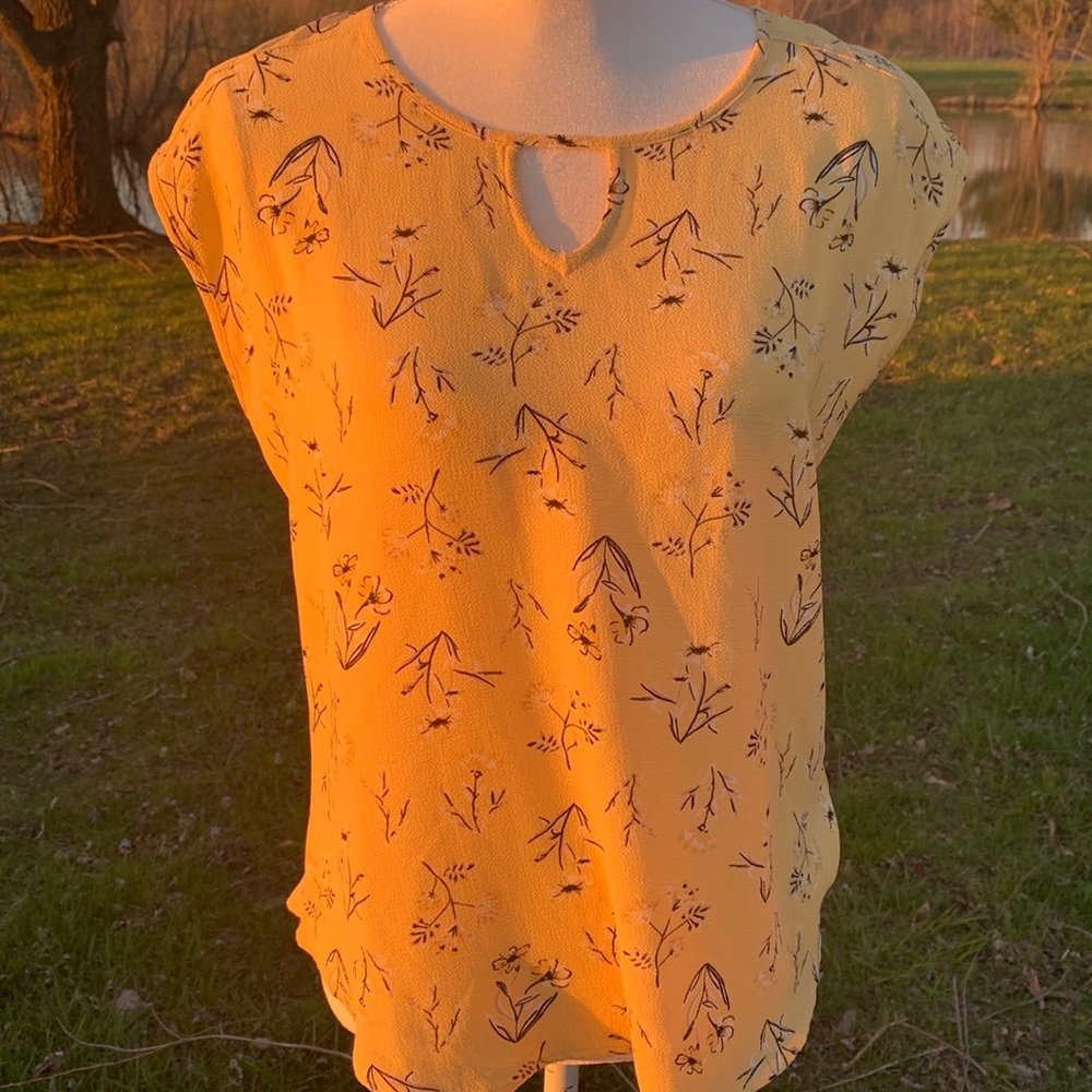 🌸EUC Maurice’s Top Cute Yellow with Keyhole & Cutout at back neck Size Small